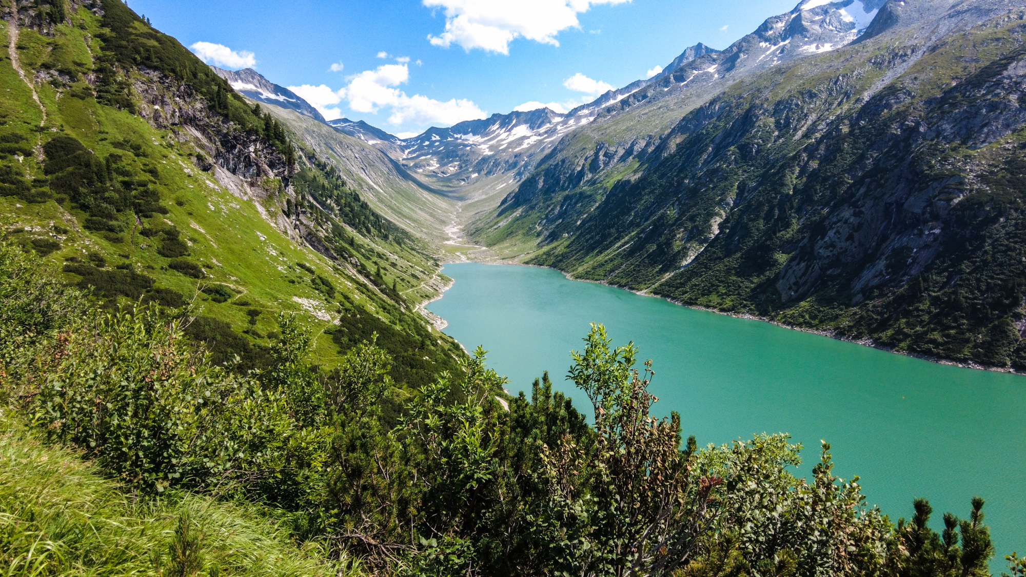 Začiatok stúpania k Plauner Hütte od priehrady.