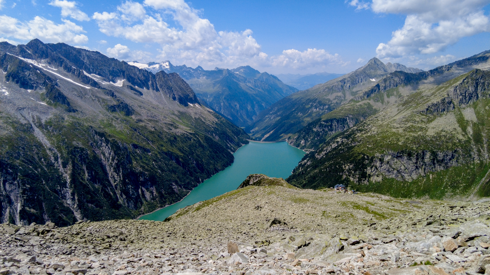 Pohľad dole na priehradu a Plauner Hütte