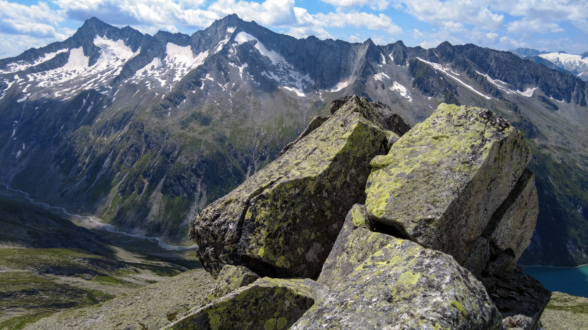 Pohľad z vrchola na Rauchkofel (3251 m) vľavo a Kleinspitze (3169m) v strede.