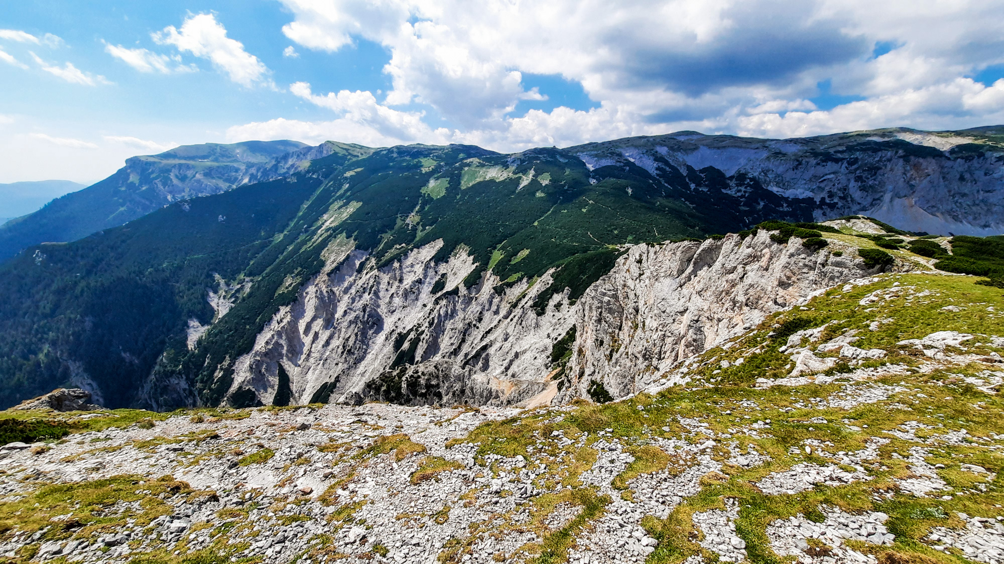 Cesta pokračuje po Kammweg z vrchu Preiner Wand k chate Neue Seehütte.