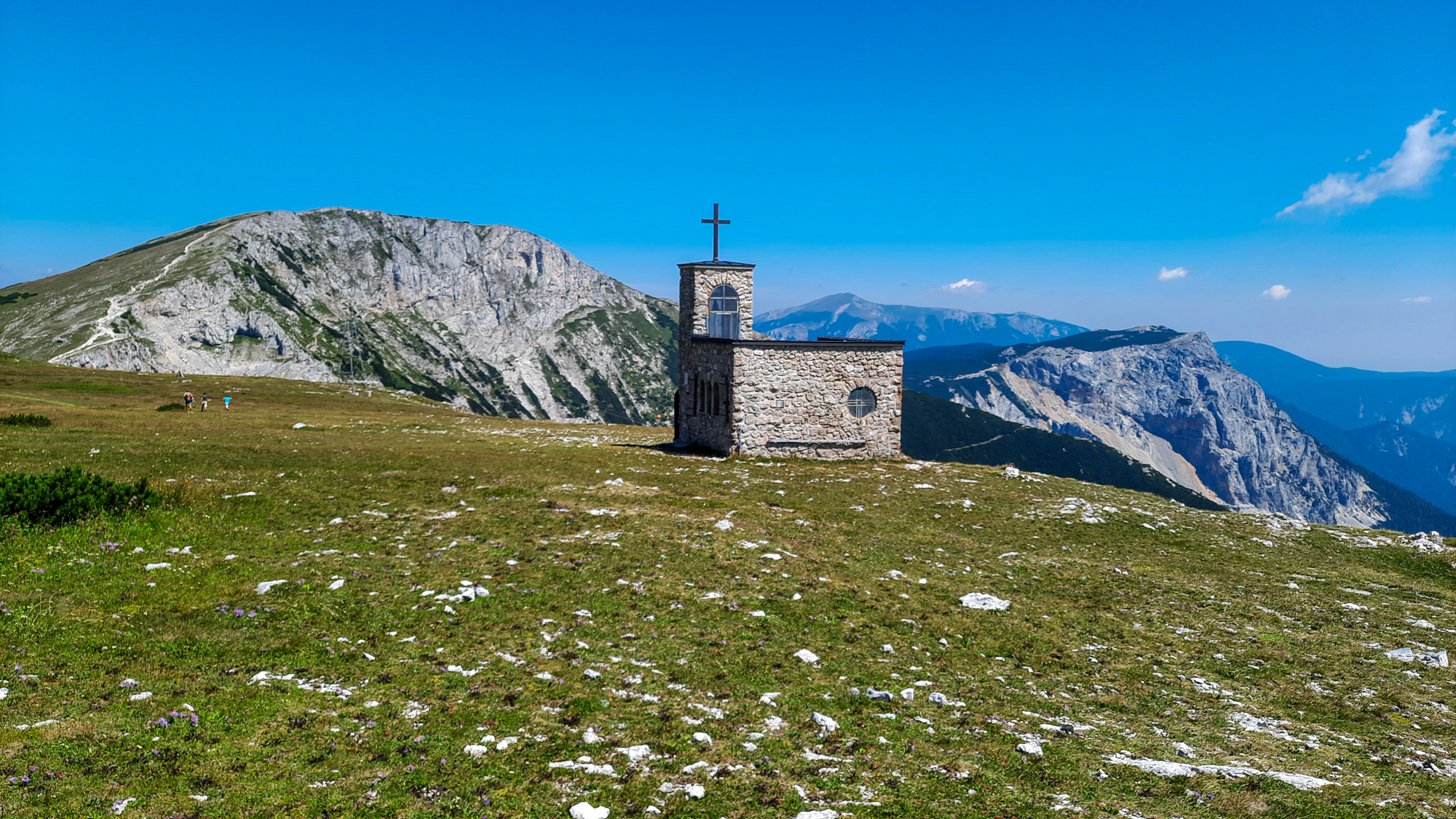 Kaplnka Raxkircherl z opačnej strany. Vrchy Predigtstuhl, Klosterwappen vzadu a Preiner Wand vpravo.