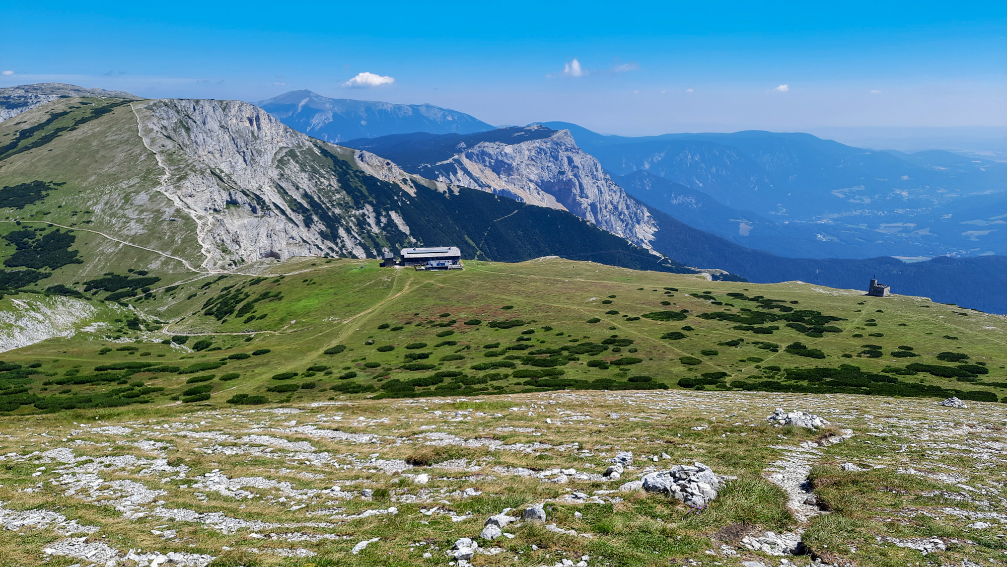 Pohľad na Karl-Ludwig-Haus pri stúpaní na Heukuppe.