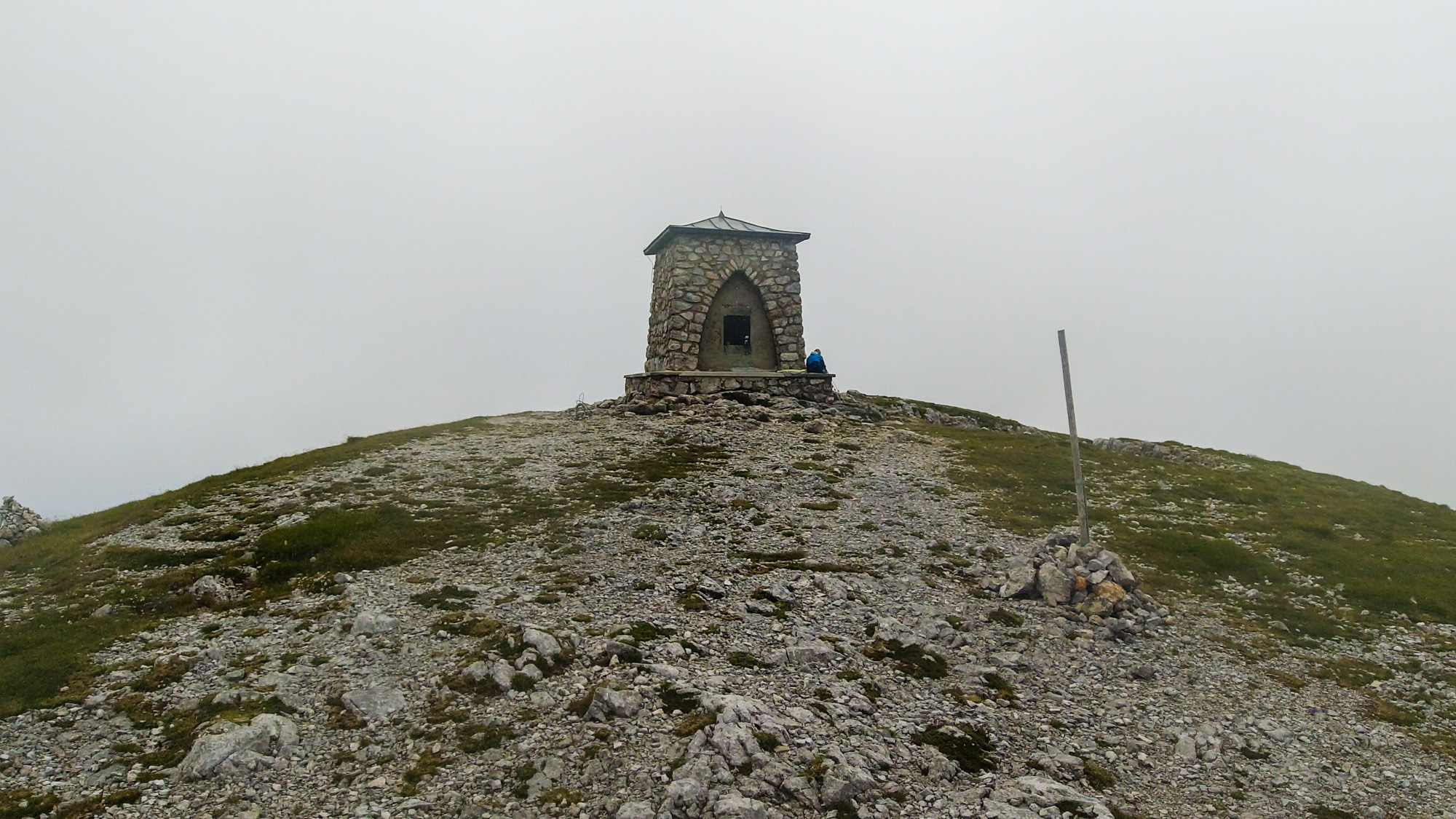 Pomníček na vrchole Heukuppe (2007 m).