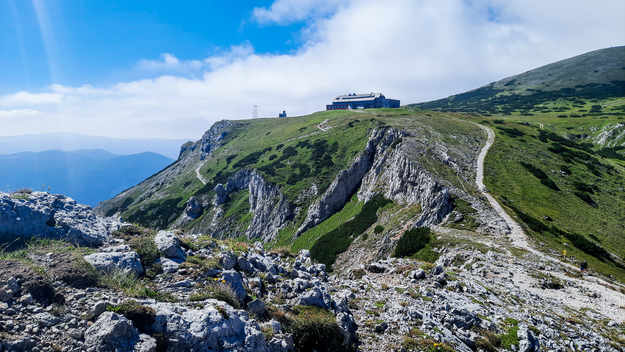 Túra pokračuje na vrch Predigtstuhl, pohľad na sedlo Törl a chatu Karl-Ludwig-Haus.