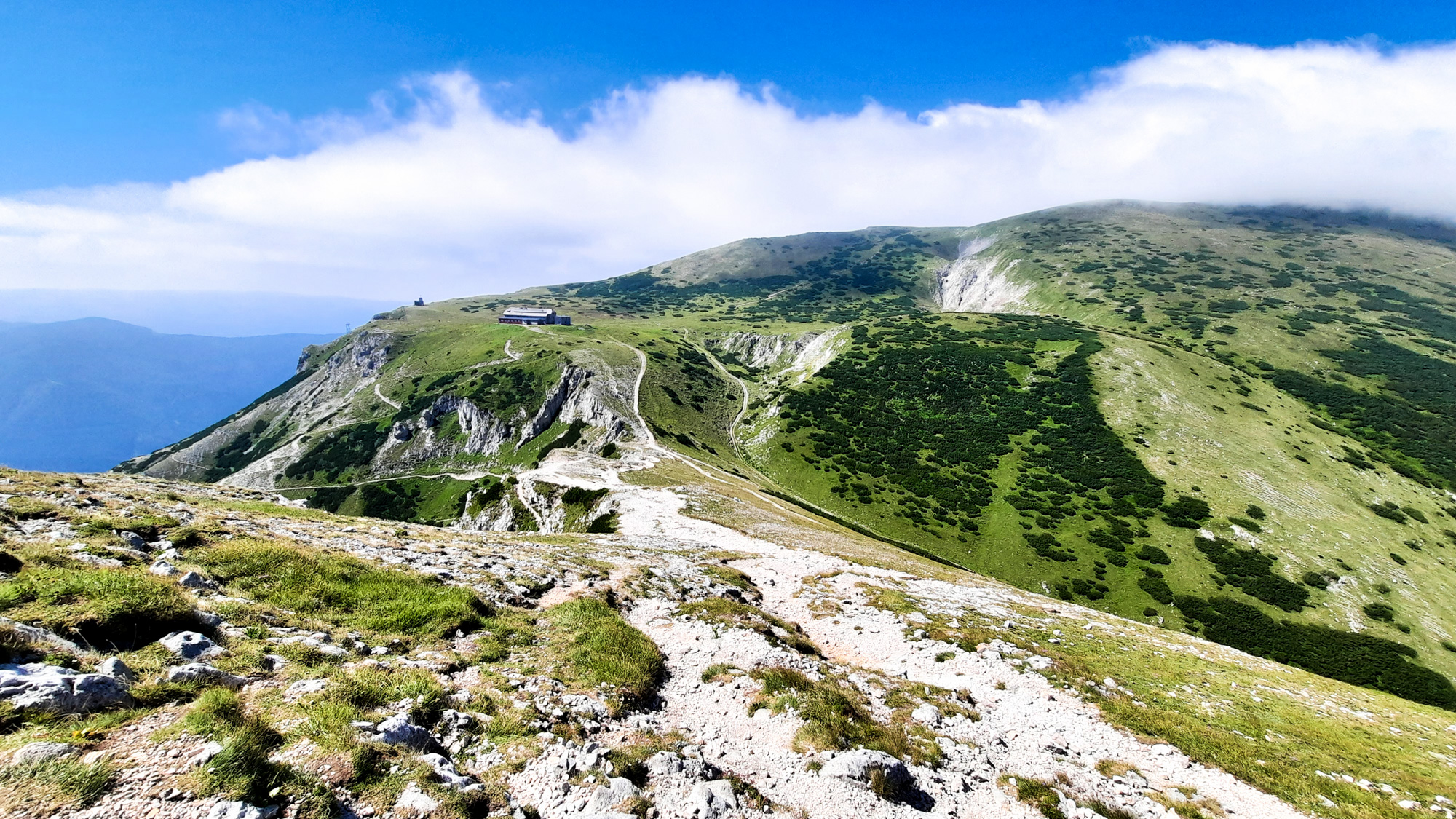 Pohľad z Predigtstuhl na Heukuppe a chatu Karl-Ludwig-Haus.