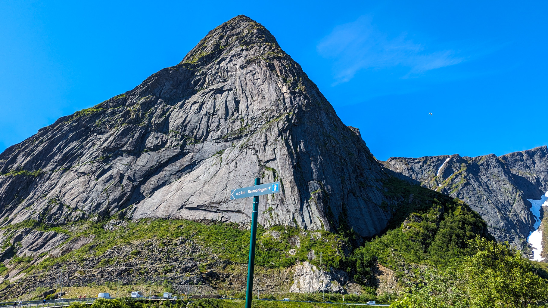 Pohľad na strmé skalné steny vrchu Reinebringen (448 m n. m.) neďaleko mestečka Reine.