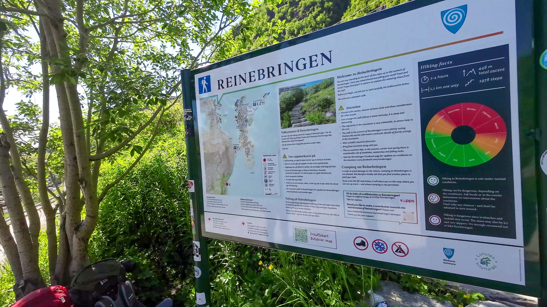 Informačná tabuľa pri štarte túry na Reinebringen – trasa má 1,1 km, 1978 schodov a prevýšenie 448 m.