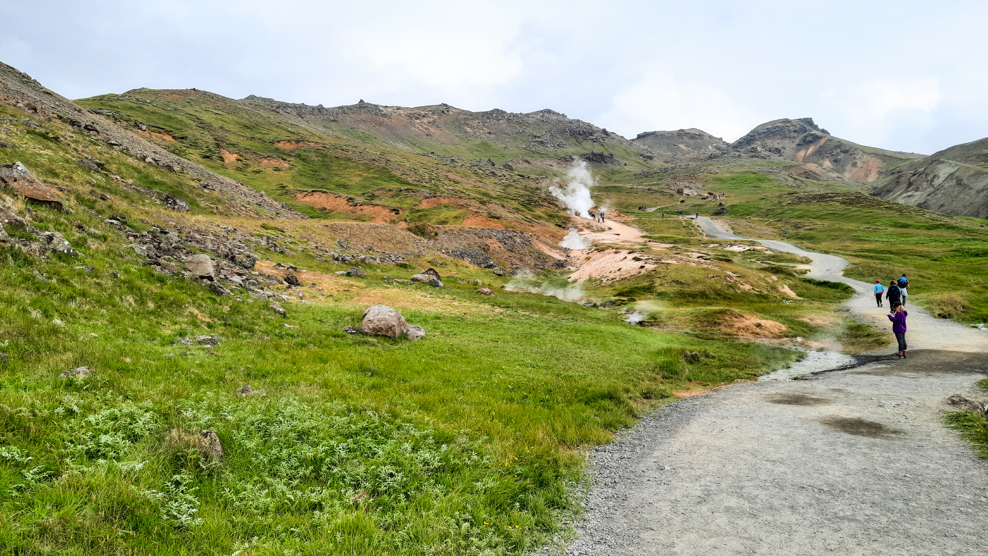 Začiatok túry v doline Reykjadalur vedie od parkoviska.