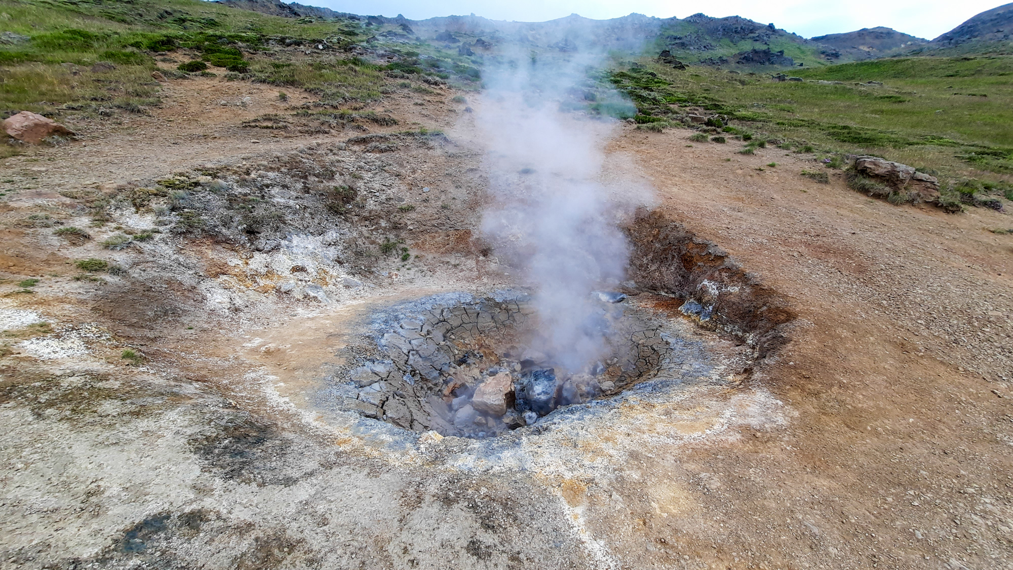 Reykjadalur znamená v islandčine Údolie pary. Pomenovanie je namieste.