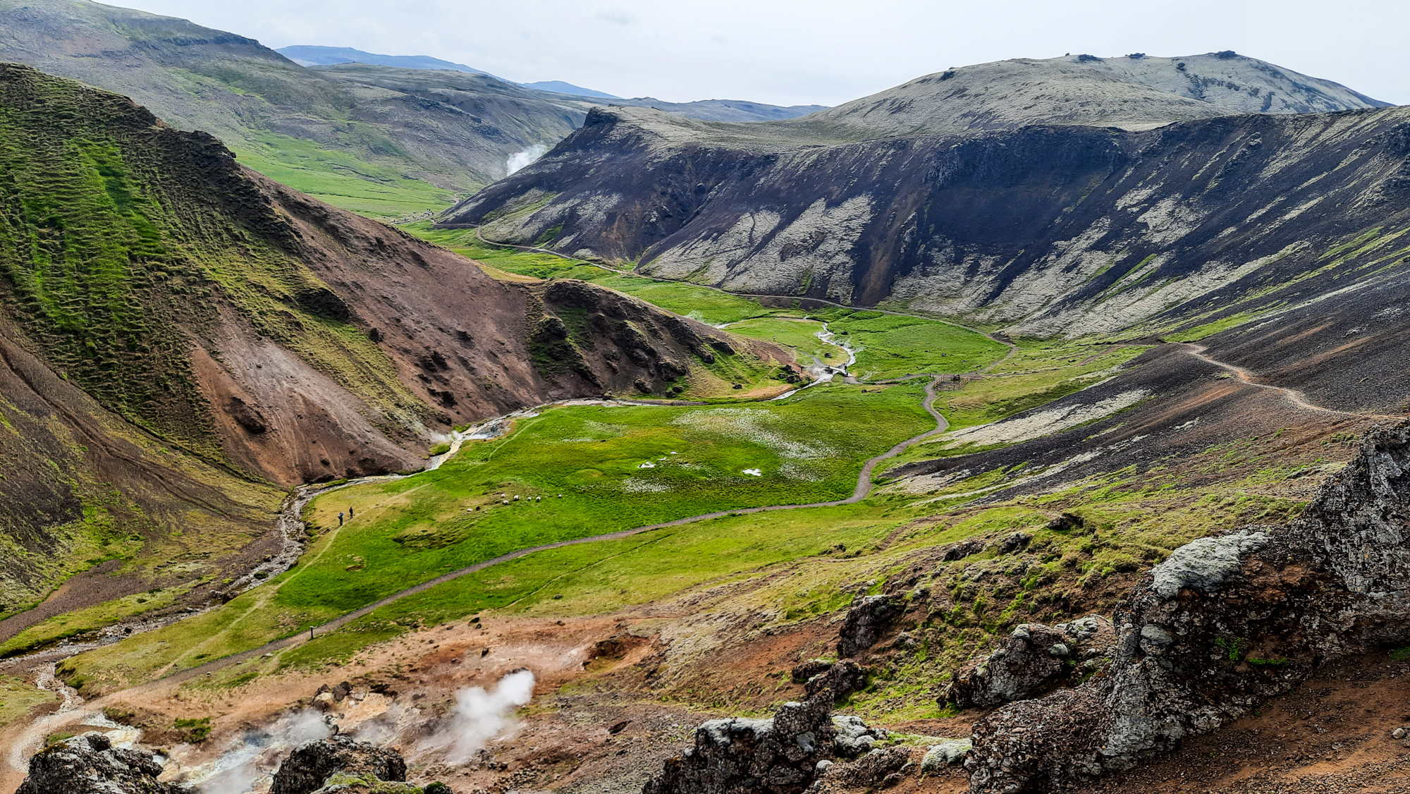 Pohľad z kopca na uzáver doliny Reykjadalur.