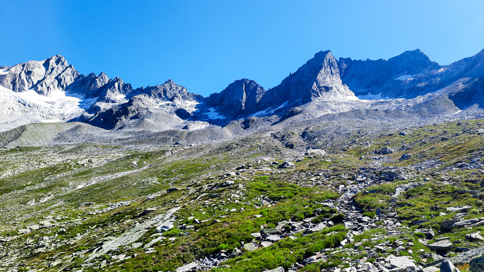 Prvý pohľad na Richterspitze (v strede).