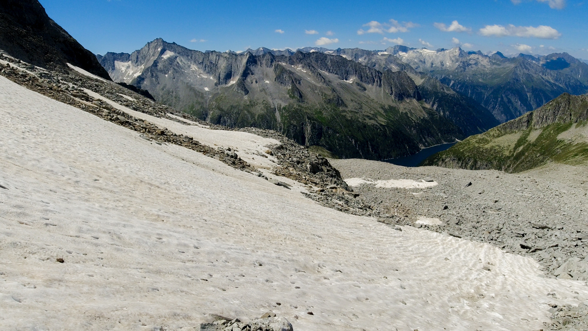 Pohľad späť nad snehovým poľom, odkiaľ začína ferrata.