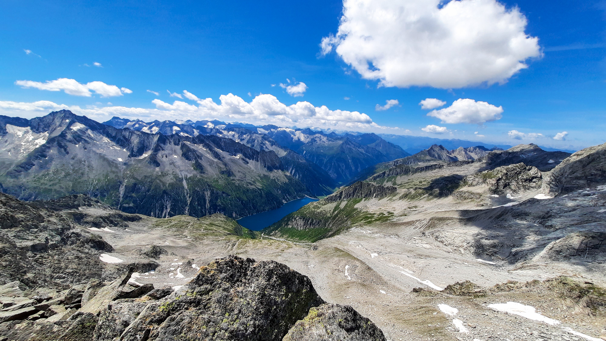 Pohľad z vrcholu na priehradu a Plauner Hütte.