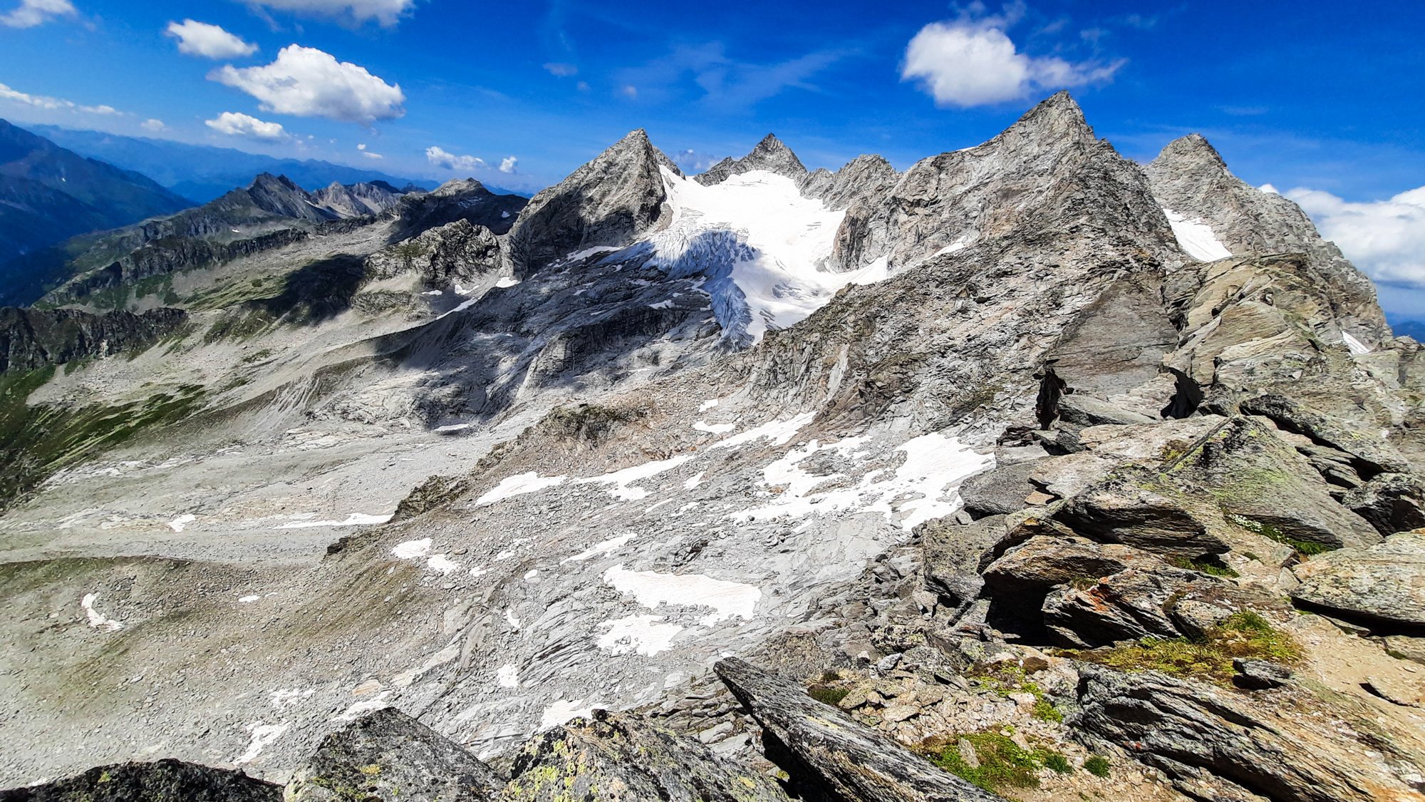 Pohľad z Richterspitze na Kuchelmooskopf, Wildgerlosspitze, Hahnenkamm, Reichenspitze a Gabler.