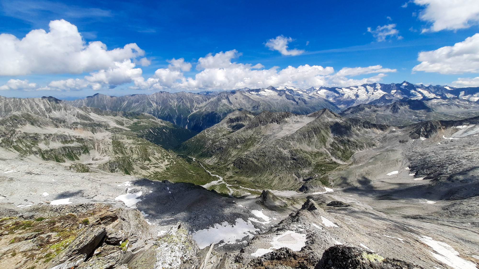 Pohľad z Richterspitze na východ do doliny k Richter Hütte.