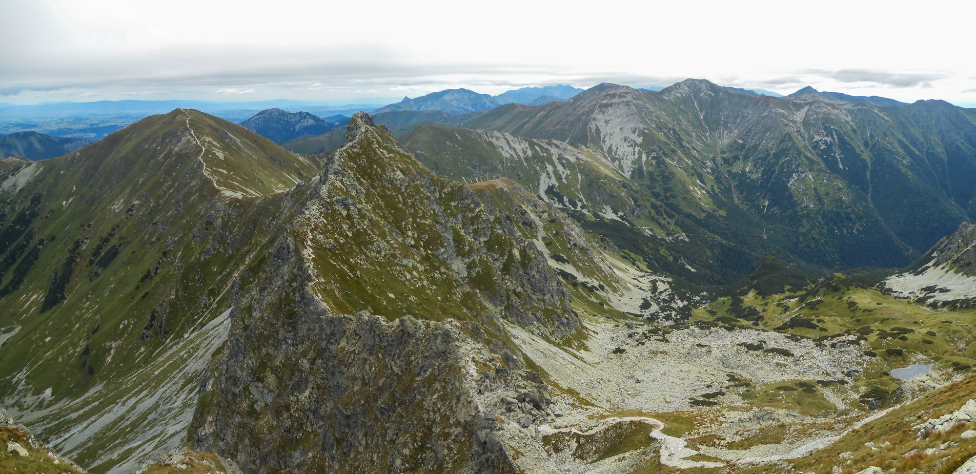 Pohľad na Ostrý Roháč, Volovec, Jamnícku dolinu a Západné Tatry z Plačlivého