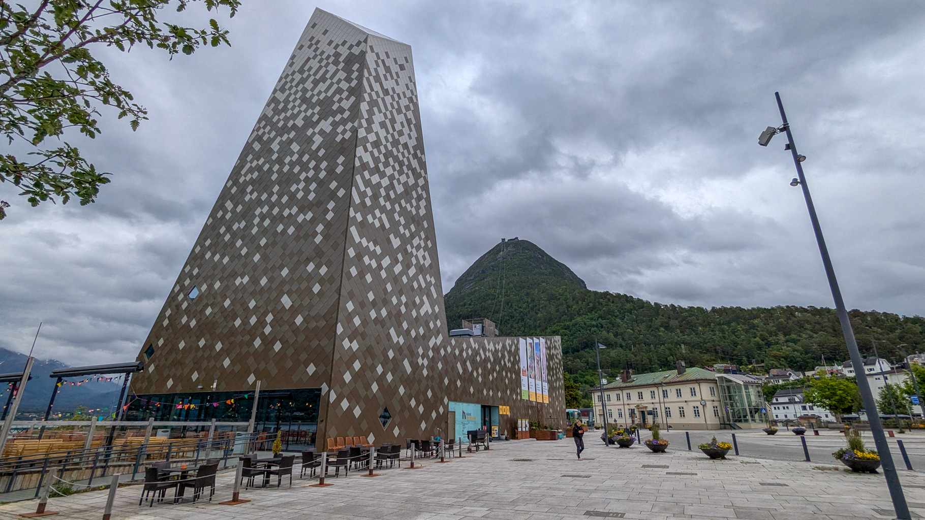 Moderná lanovka Romsdalsgondolen štartuje z centra Åndalsnes na vrchol Nesaksla – vstupná brána na hrebeň
            Romsdalseggen. Lanovka bola otvorená v roku 2021 a jazda trvá len 5 minút.
        