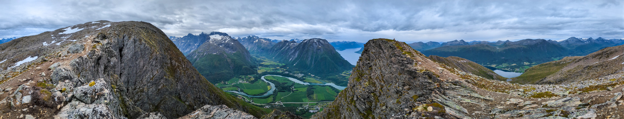 Panoramatický pohľad z hrebeňa Romsdalseggen – dramatická alpská scenéria severozápadného Nórska.