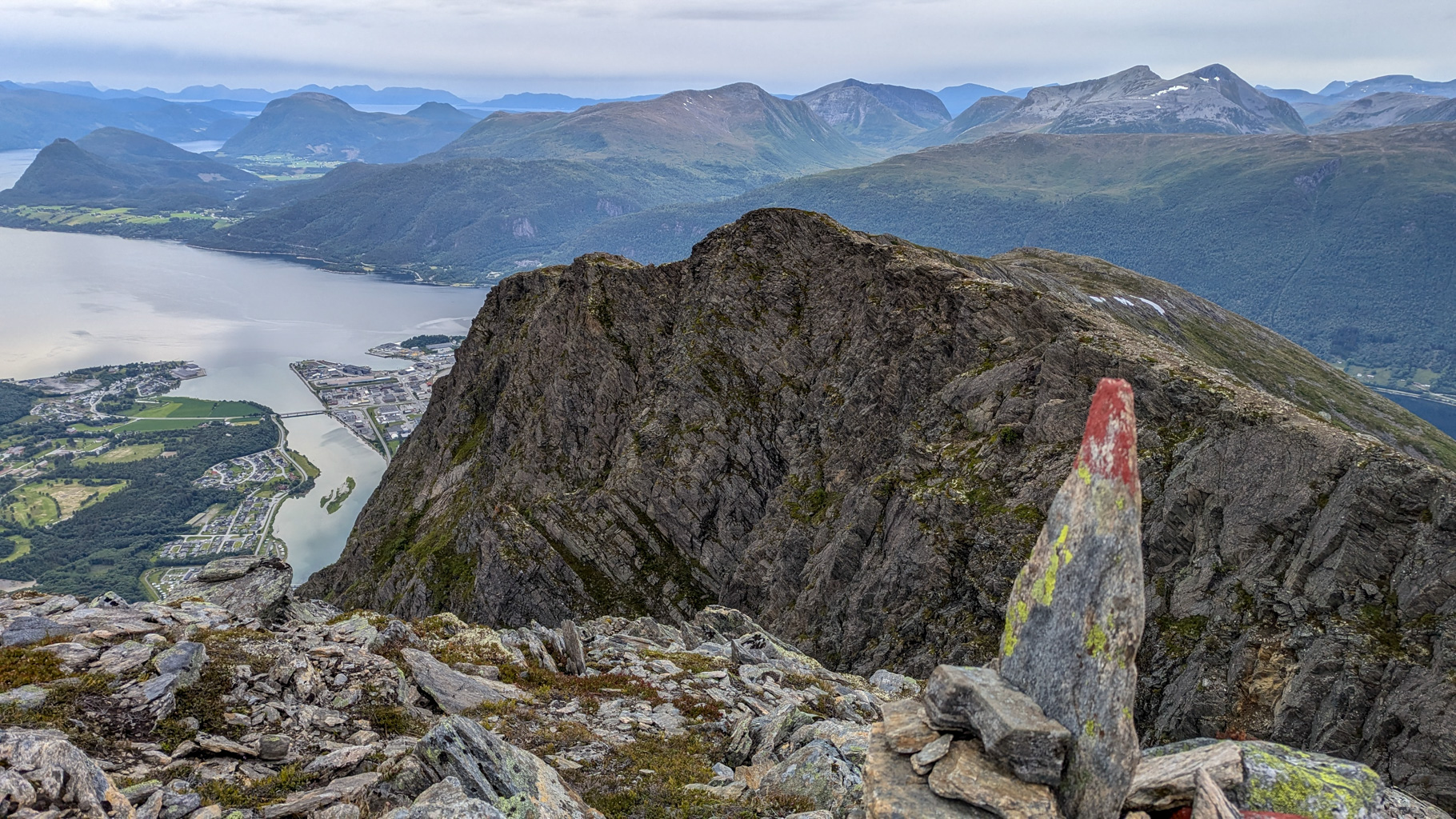 Skalný hrot označujúci cestu s výhľadom na mesto Åndalsnes pod hrebeňom. Turistické značky sú na trase
            dobre viditeľné, čo zvyšuje bezpečnosť aj orientáciu.
        