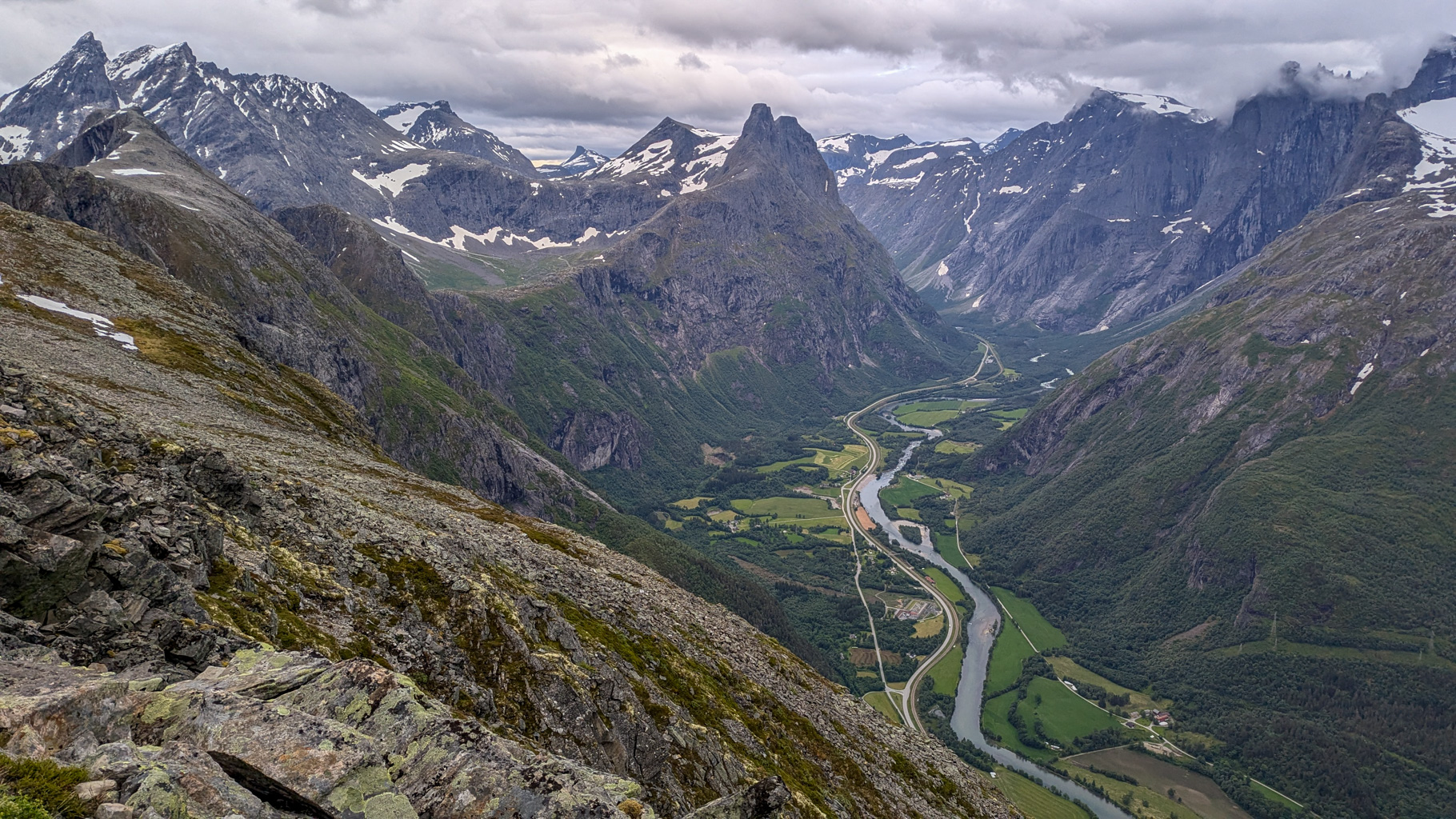 Trollveggen (Trollia stena) v pozadí, najvyššia zvislá skalná stena Európy, dominuje výhľadu z chodníka
            Romsdalseggen. Je vysoká viac než 1000 metrov.
        