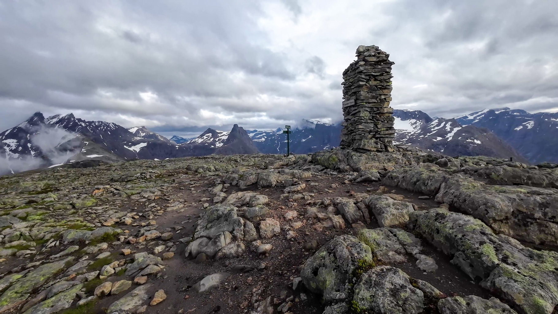 Kamenná mohyla označujúca vrchol Mjølvafjellet (1216 m). Z tohto bodu sa otvára 360-stupňový výhľad na
            celý región Romsdalen .
        