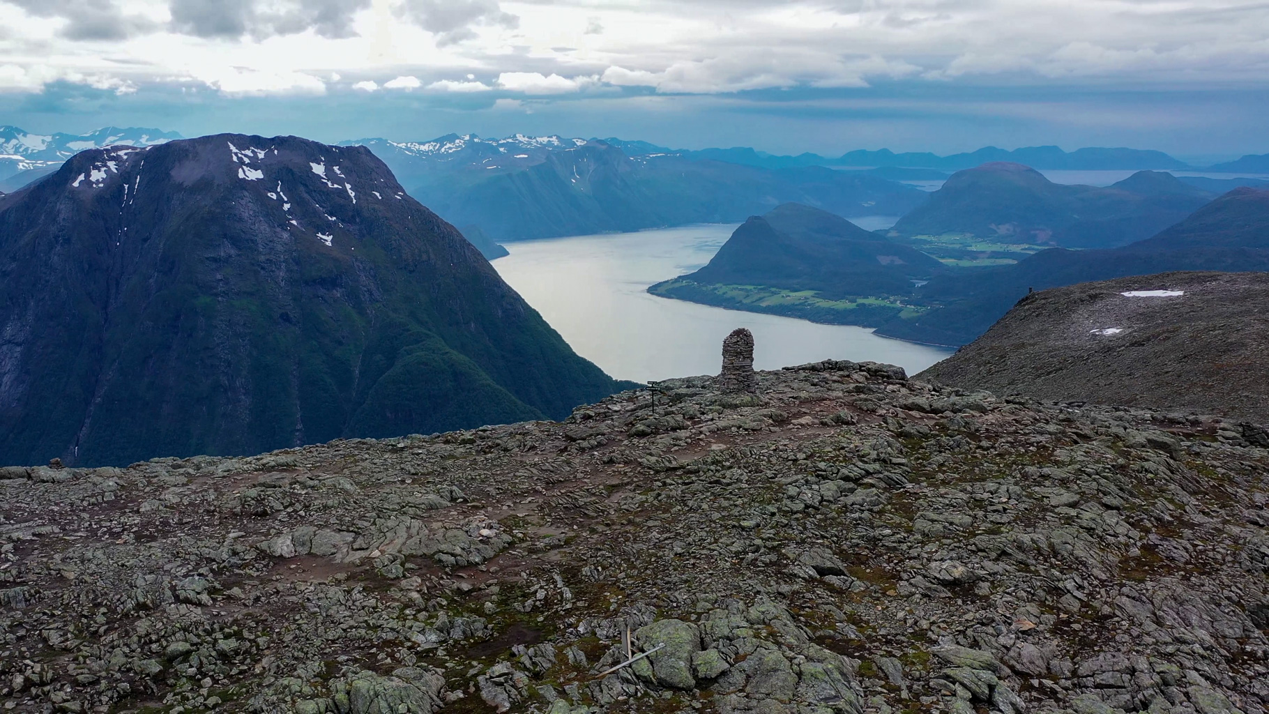 Výhľad na Mjølvafjellet, Romsdalsfjord a dramatické pobrežie z výšin hrebeňa – dychberúca odmena počas
            túry.
        