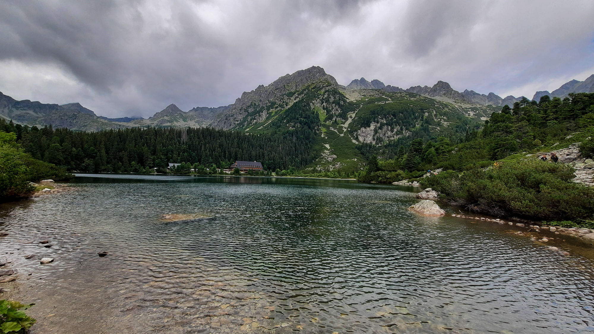 Popradské pleso, pohľad od Symbolického cintorína.