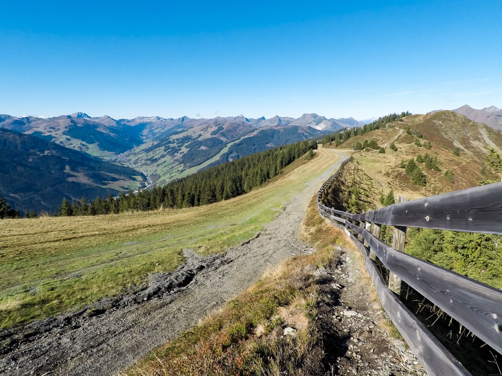 Spoločná cesta pre bikerov a hikerov pokračuje západne, kde sa rozdelí.