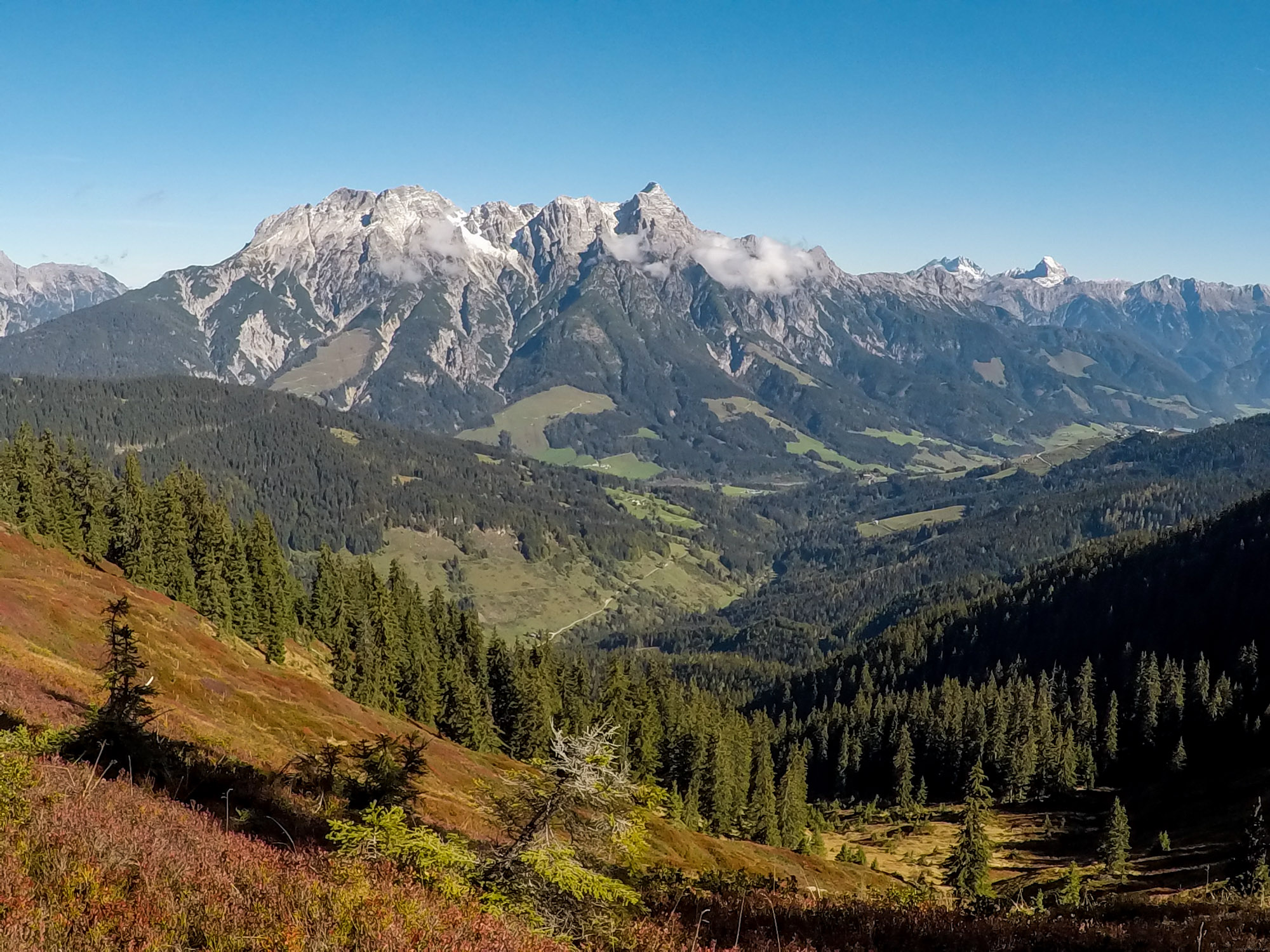 Z cesty sú krásne výľady na Berchtesgadenské Alpy, v popredí vrch Birnhorn 2634 m.