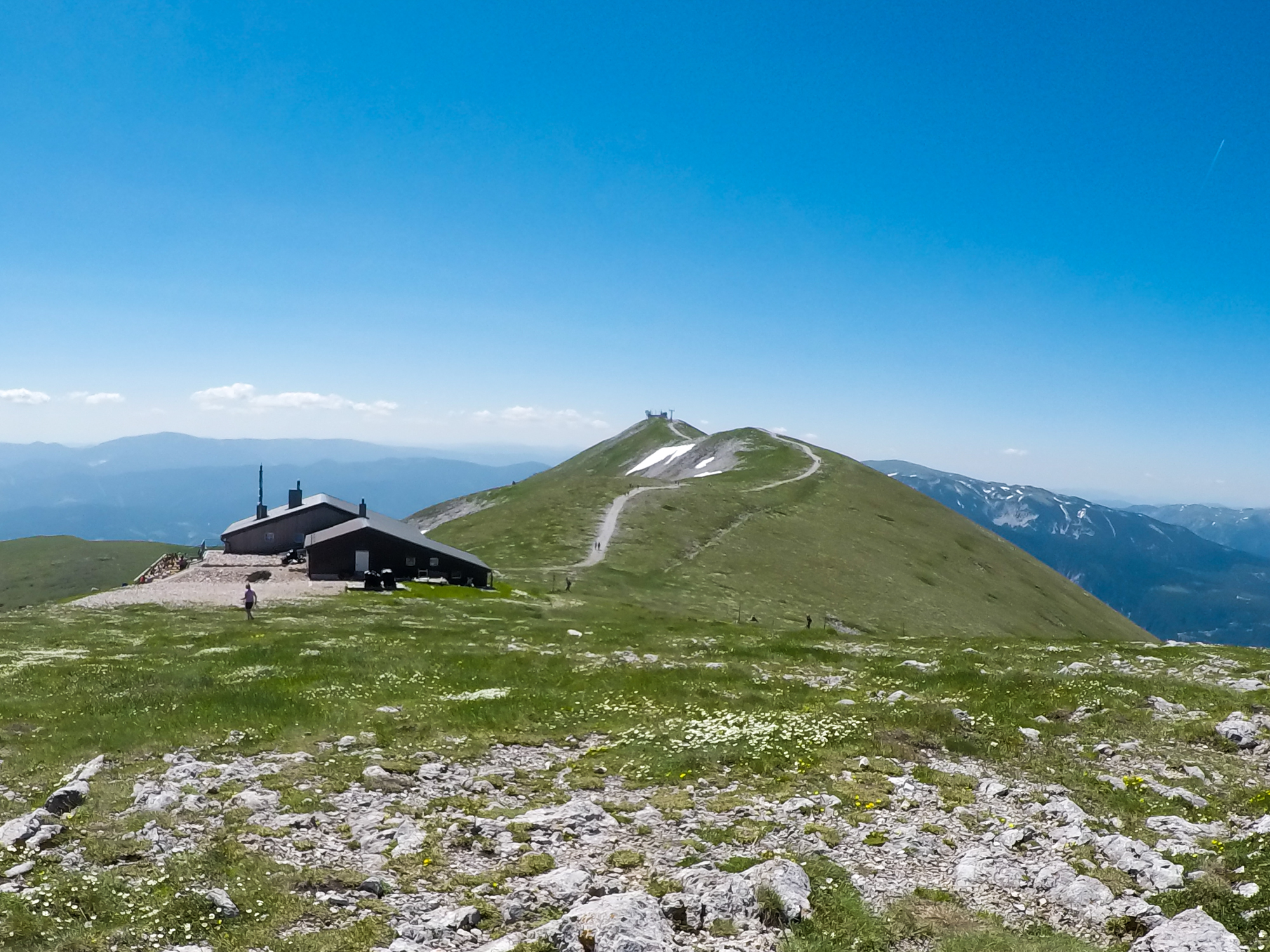 Pohľad na hrebeň Schneebergu a chatu Fischerhütte z Kaiserbergu