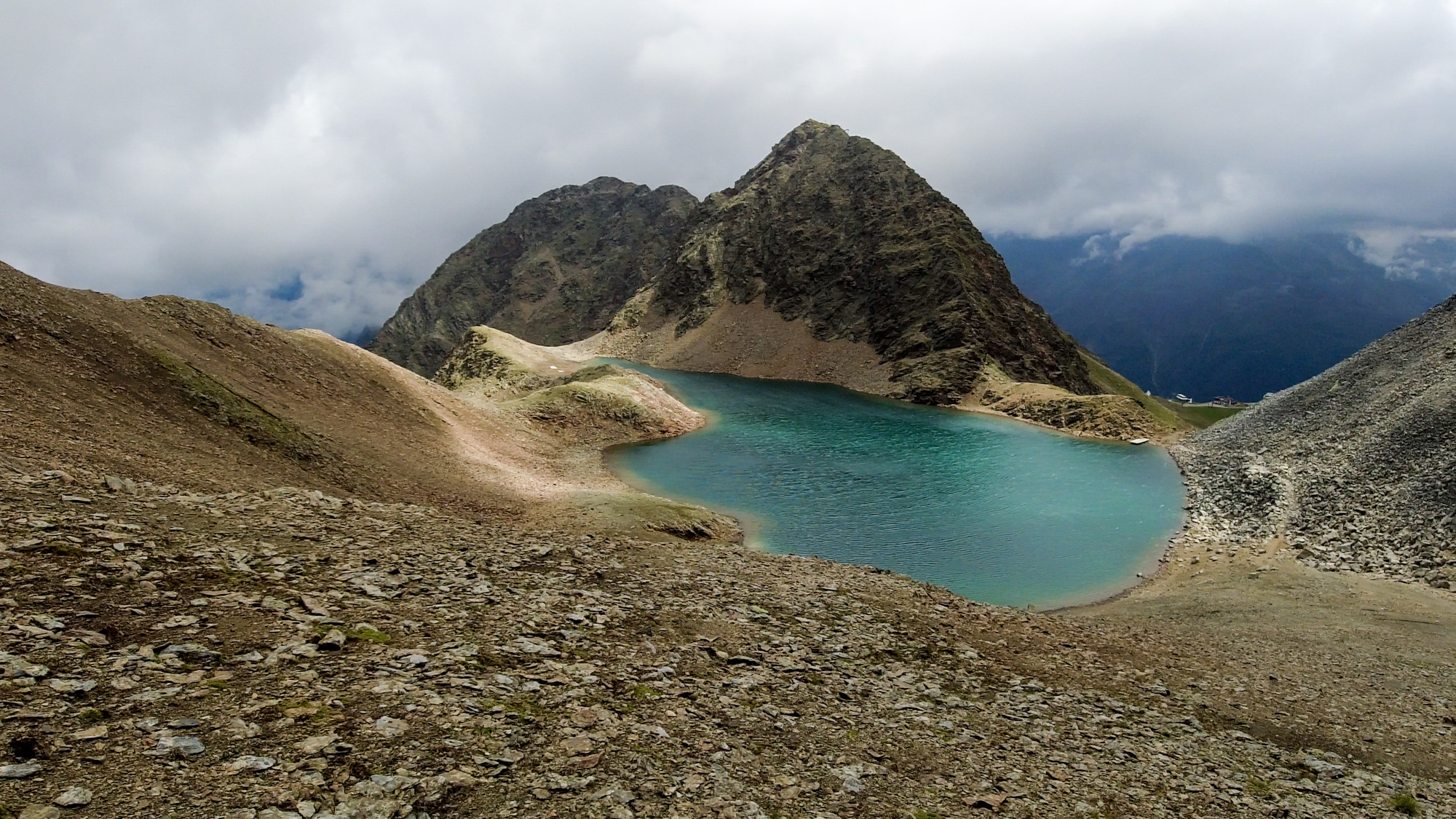 Po výstupe na sedlo sa objavilo pleso Schwarzsee.