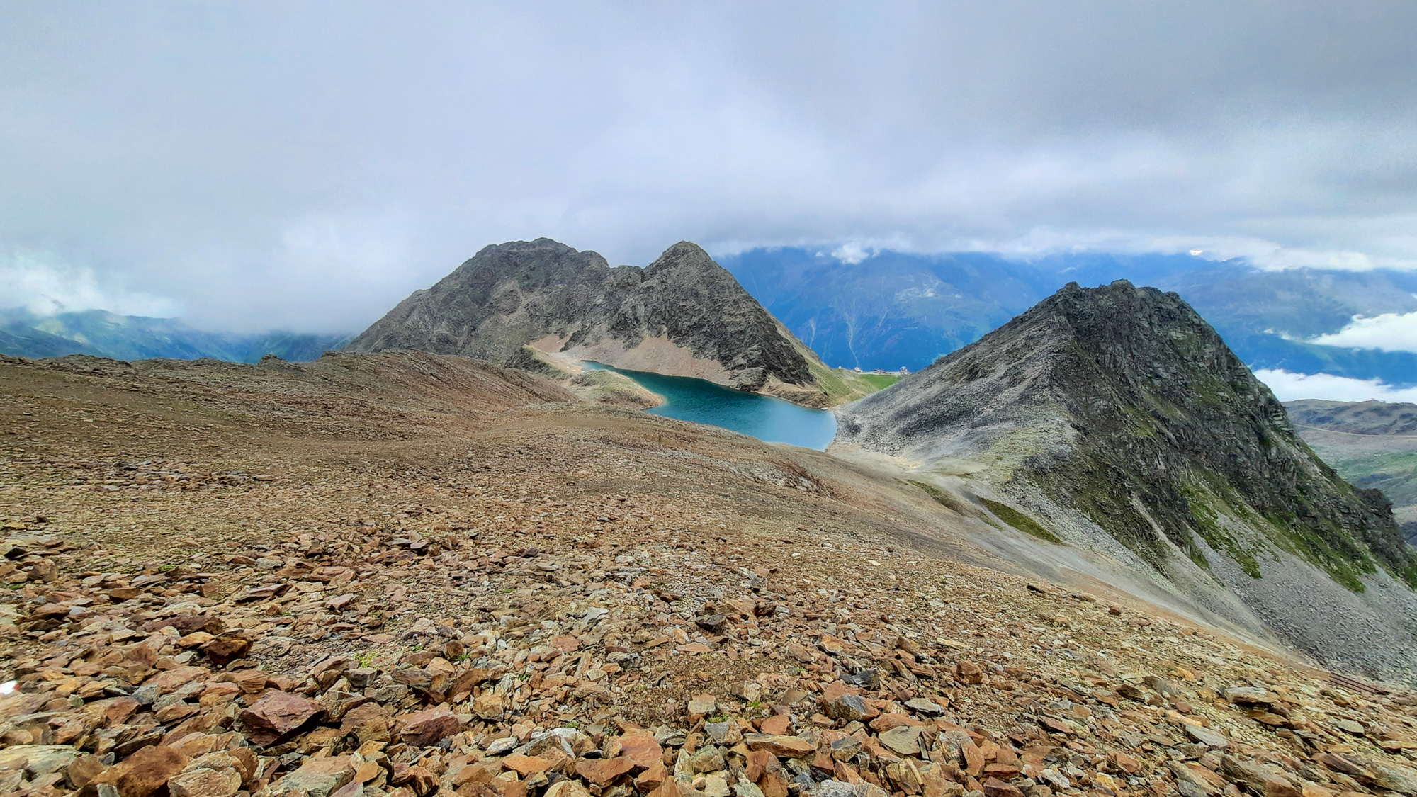 Vrchy Roßkirpl a Rotkogel (vľavo) a Schwarzeekogel (vpravo) nad Schwarzsee.