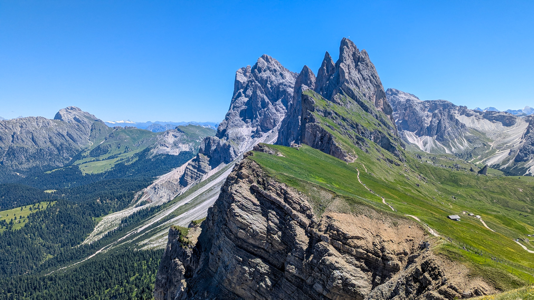 Hrebeň Seceda so svojimi ikonickými vápencovými štítmi je jedným z najfotografovanejších miest Dolomitov.