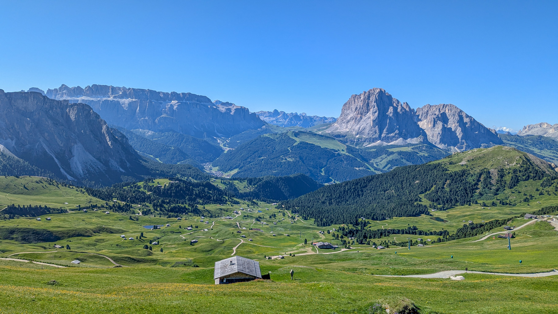 Pohľad na údolie Val Gardena, známe svojimi dedinkami, lyžiarskymi areálmi a bohatou ladinskou kultúrou.