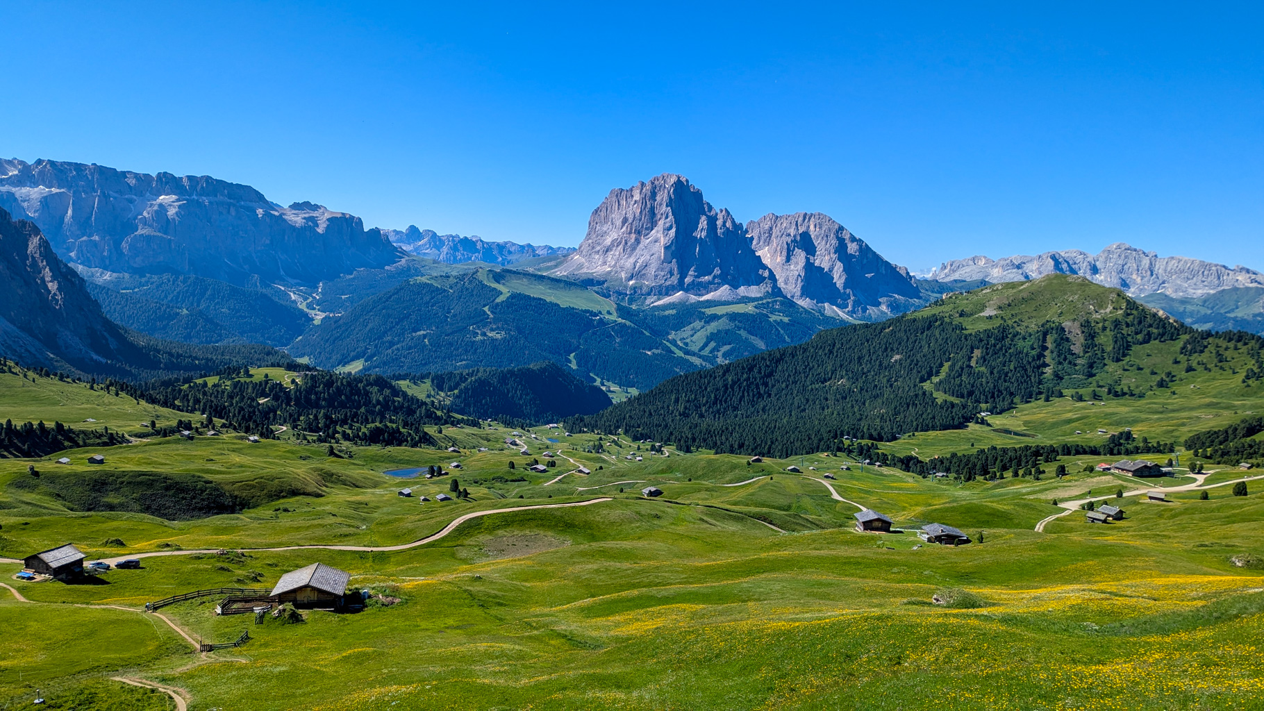 Val Gardena obklopená masívmi Sella a Sassolungo patrí k hlavným centrám turistiky v Dolomitoch.