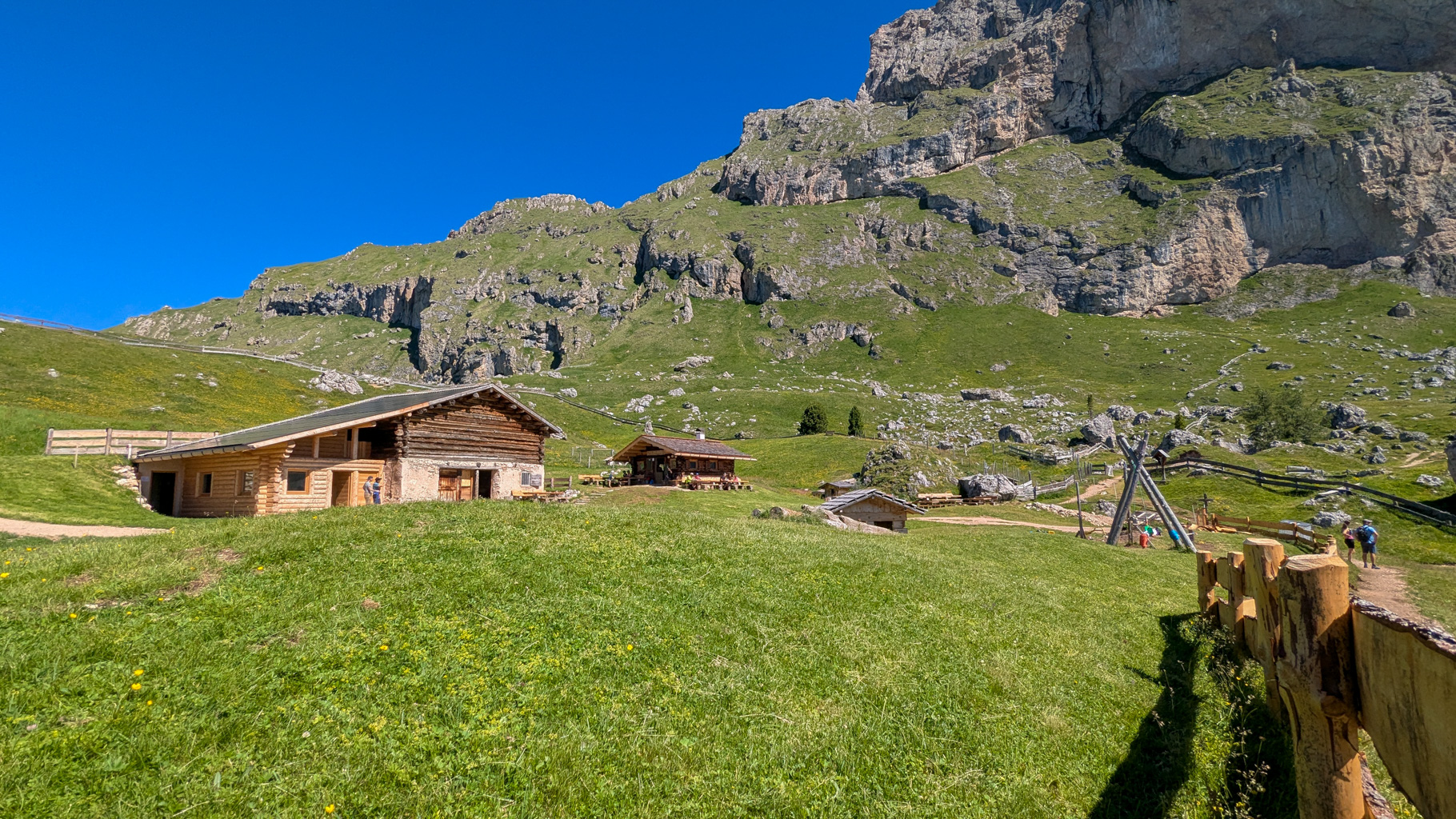 Baita Troier Hütte je obľúbená horská chata, kde si turisti môžu oddýchnuť pri tradičných tirolských jedlách.