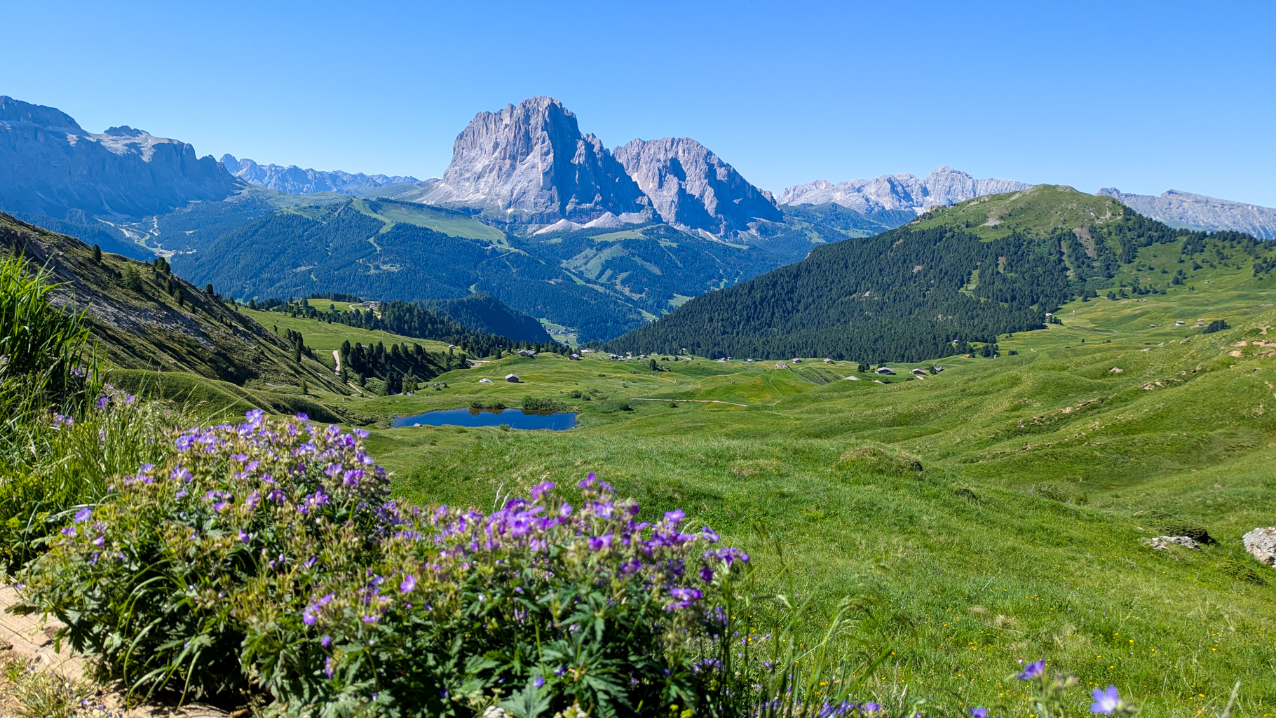 Val Gardena s dominantným vrcholom Sassolungo (3 181 m), ktorý je symbolom oblasti.