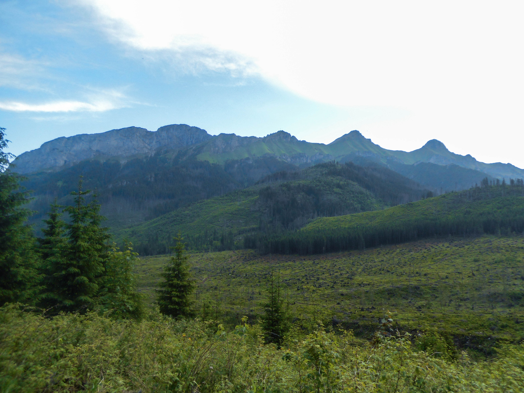 Belianské Tatry sa cestou Javorovou dolinou vzdiaľujú