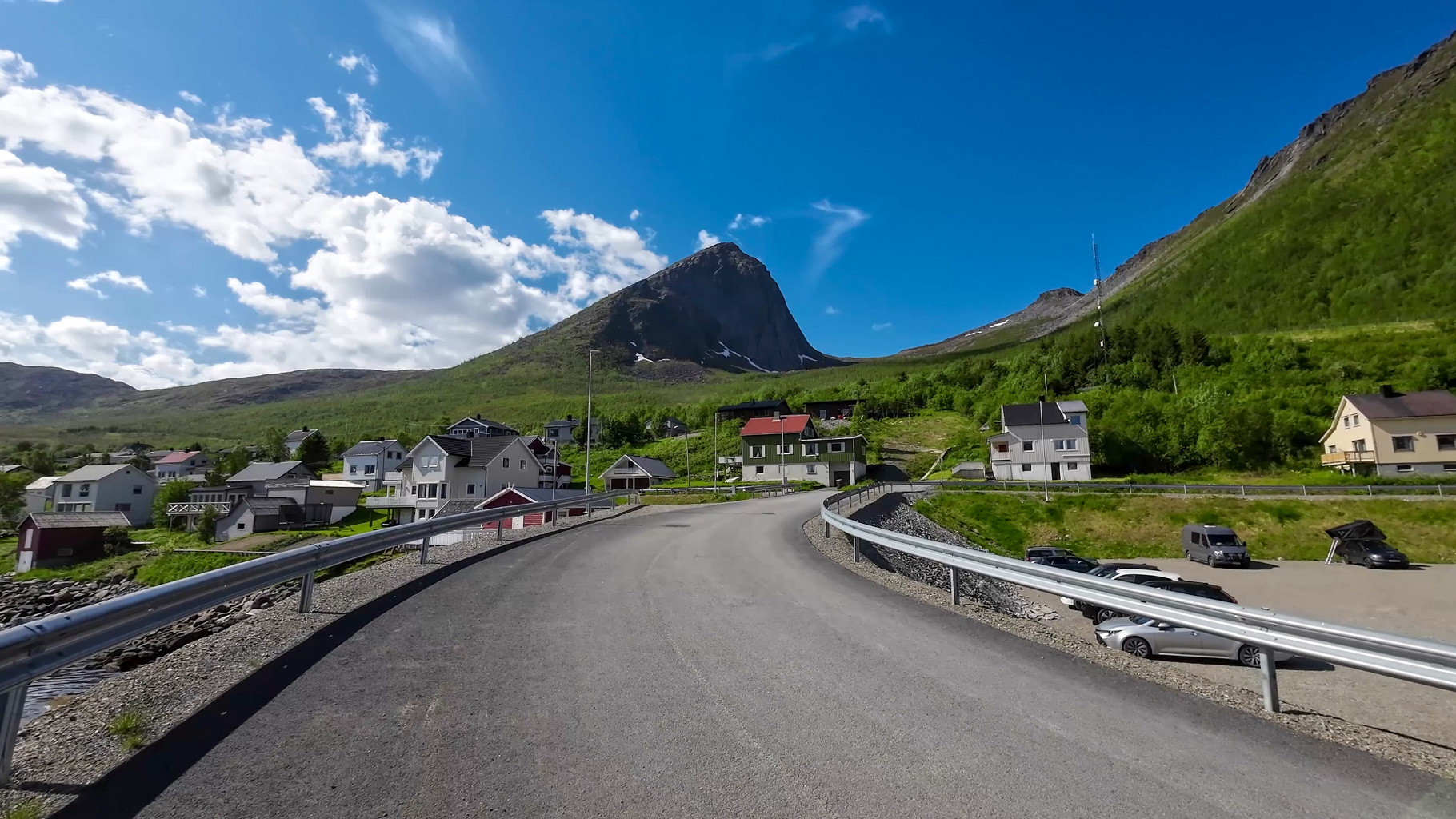 Začiatok túry na vrch Segla v dedinke Fjordgård na ostrove Senja.