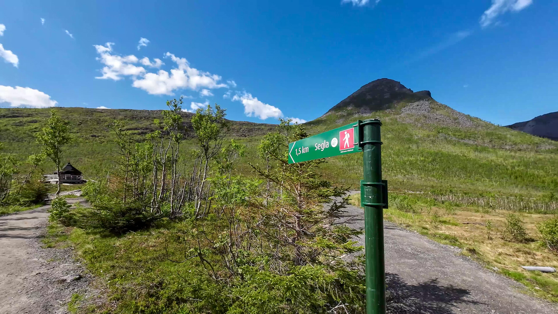 Turistický smerovník ukazuje vzdialenosť 1,5 km na vrchol Segla.
