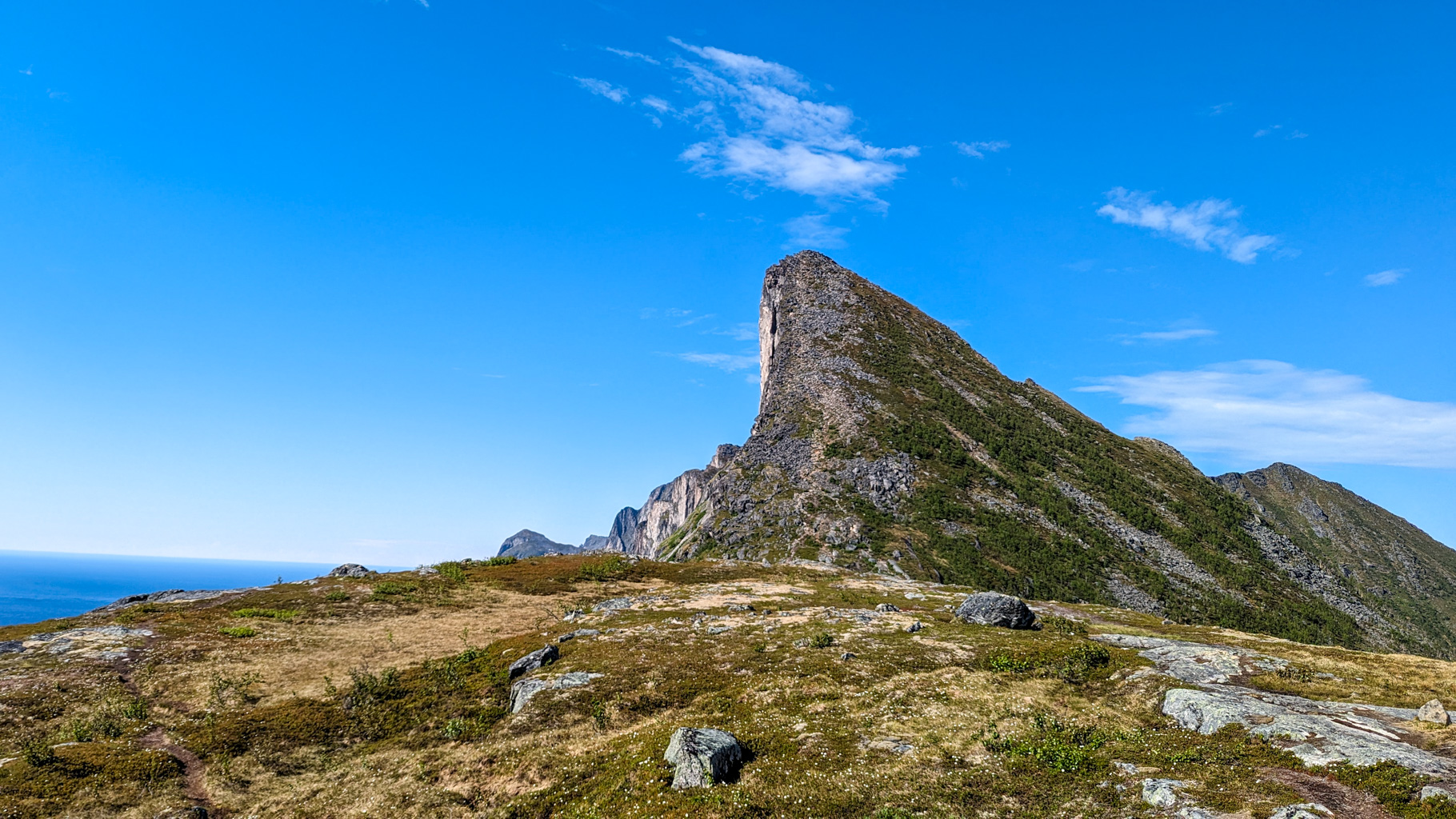 Pohľad na ikonický vrch Segla (639 m n. m.), známy svojimi strmými stenami padajúcimi do fjordu.