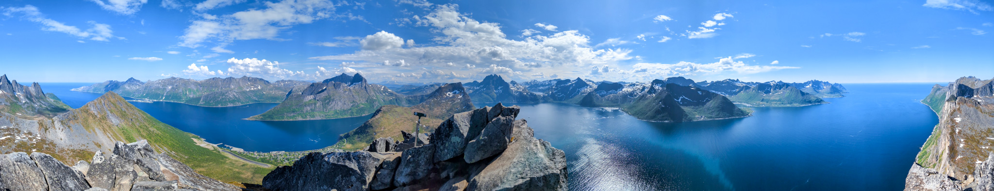 Panoramatický výhľad z vrcholu Segla na okolité ostrovy a fjordy Senje.