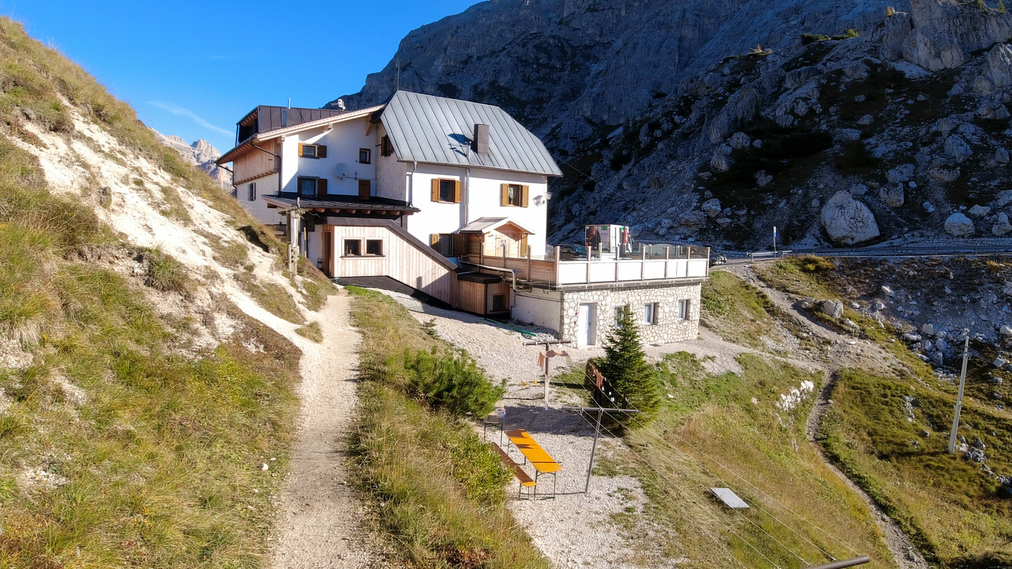 Začiatok túry od chaty Rifugio Valparola.