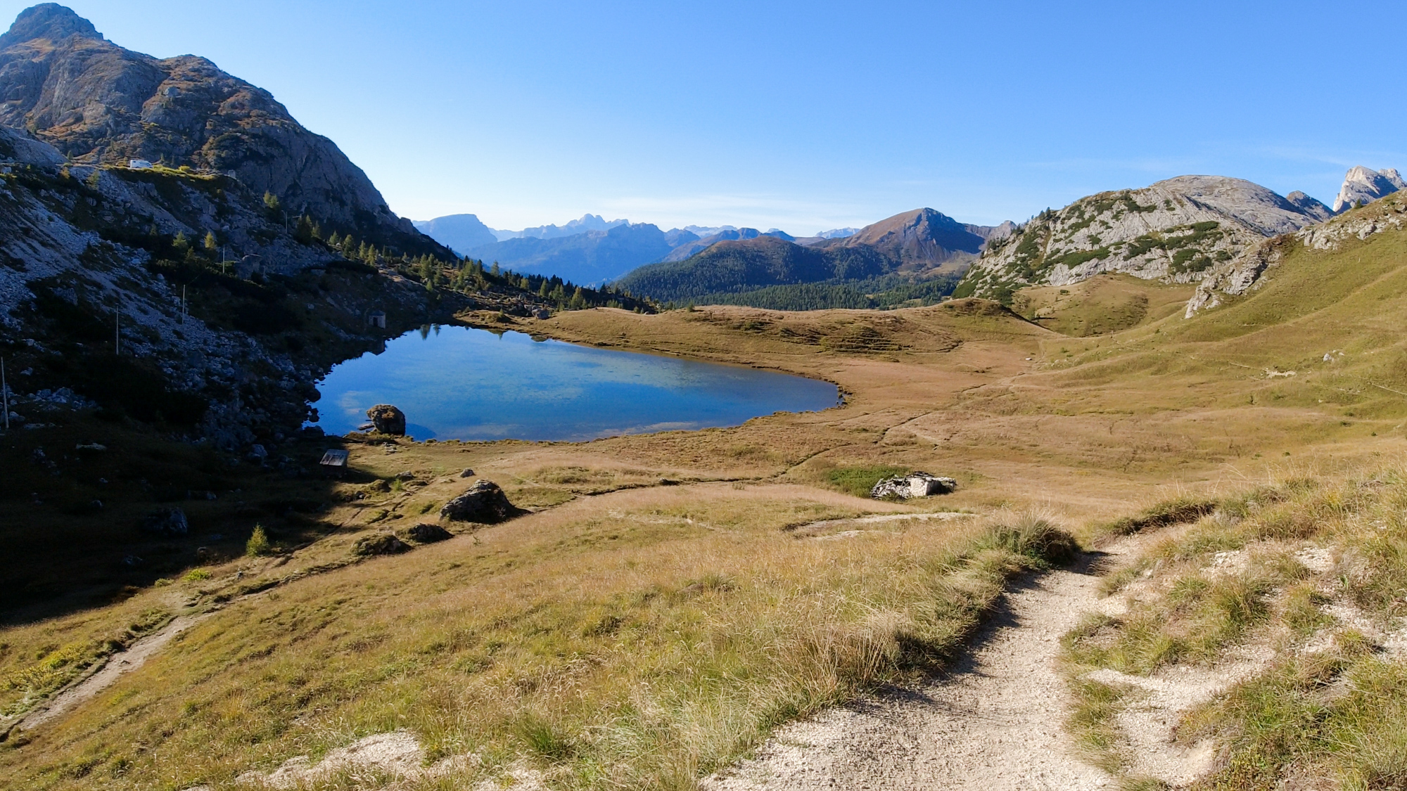 Vedľa chaty sa nachádza jazero Lago di Valparola.