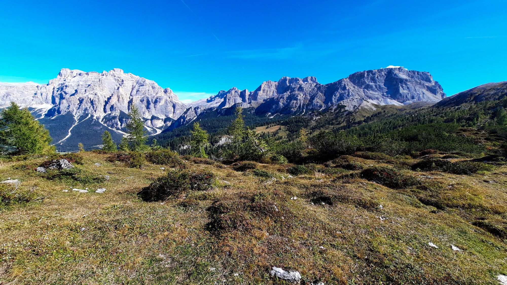 Pohľad na Piz de Lavarela (vľavo) a Lagazui Piccolo (vpravo).