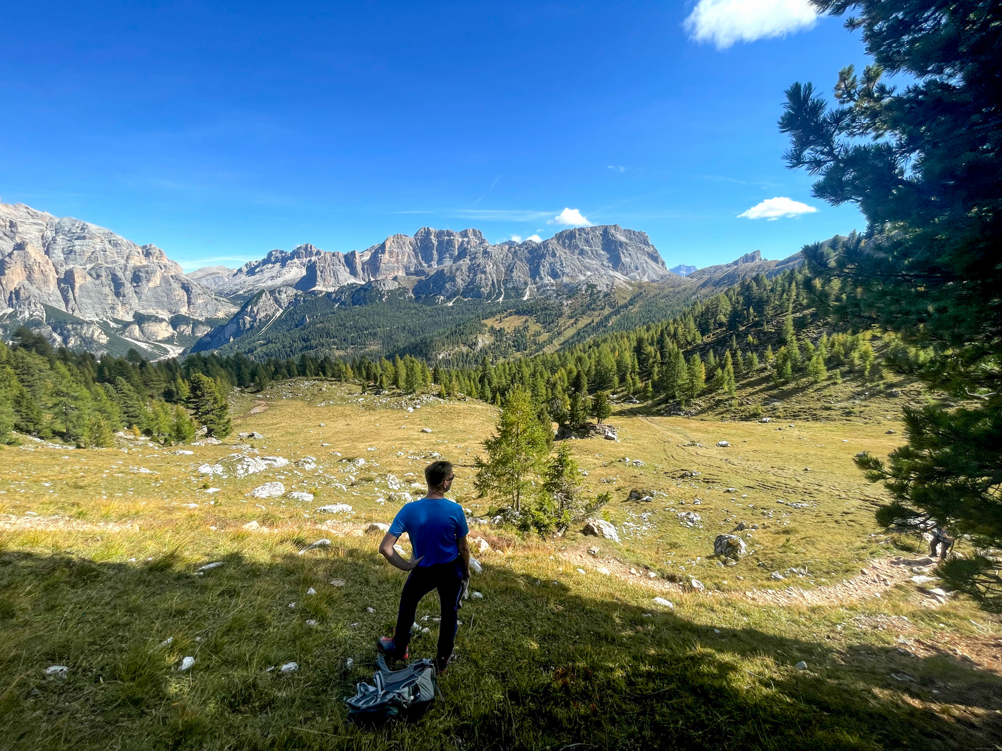 Počas celej túry sa objavujú výhľady na Dolomity na každú stranu.