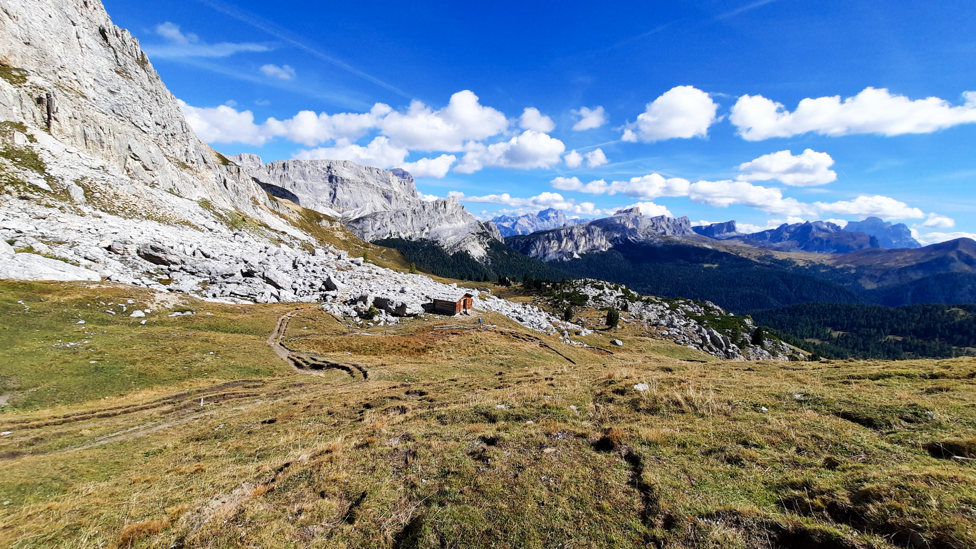 Ďalšie výhľady na trojtisícovky, Tofana di Rozes (vpravo), Punta Sorapis (vzadu v strede), Pelmo (vravo).