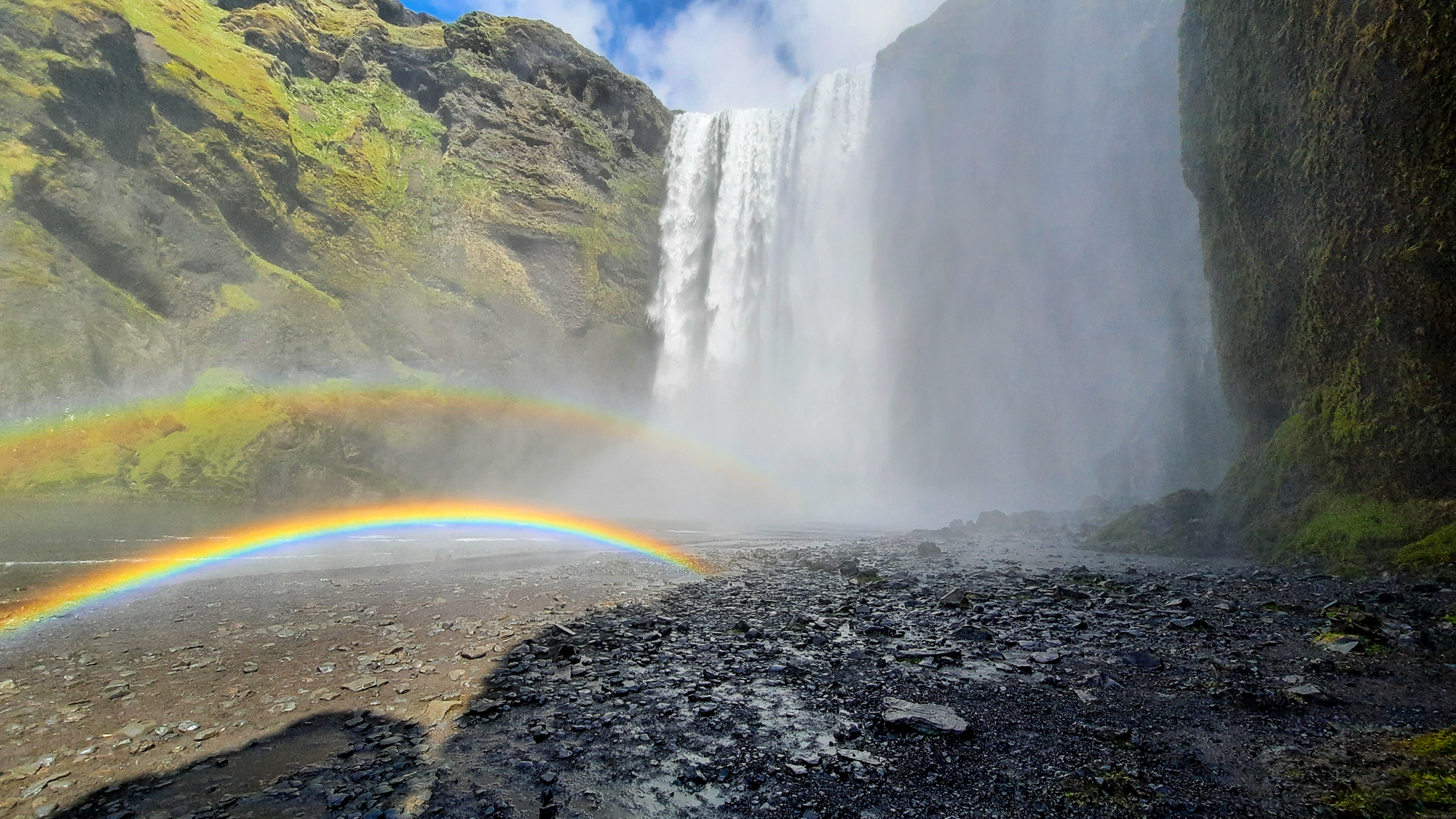 Vodopád Skógafoss je vysoký 60 metrov a široký 25 metrov.