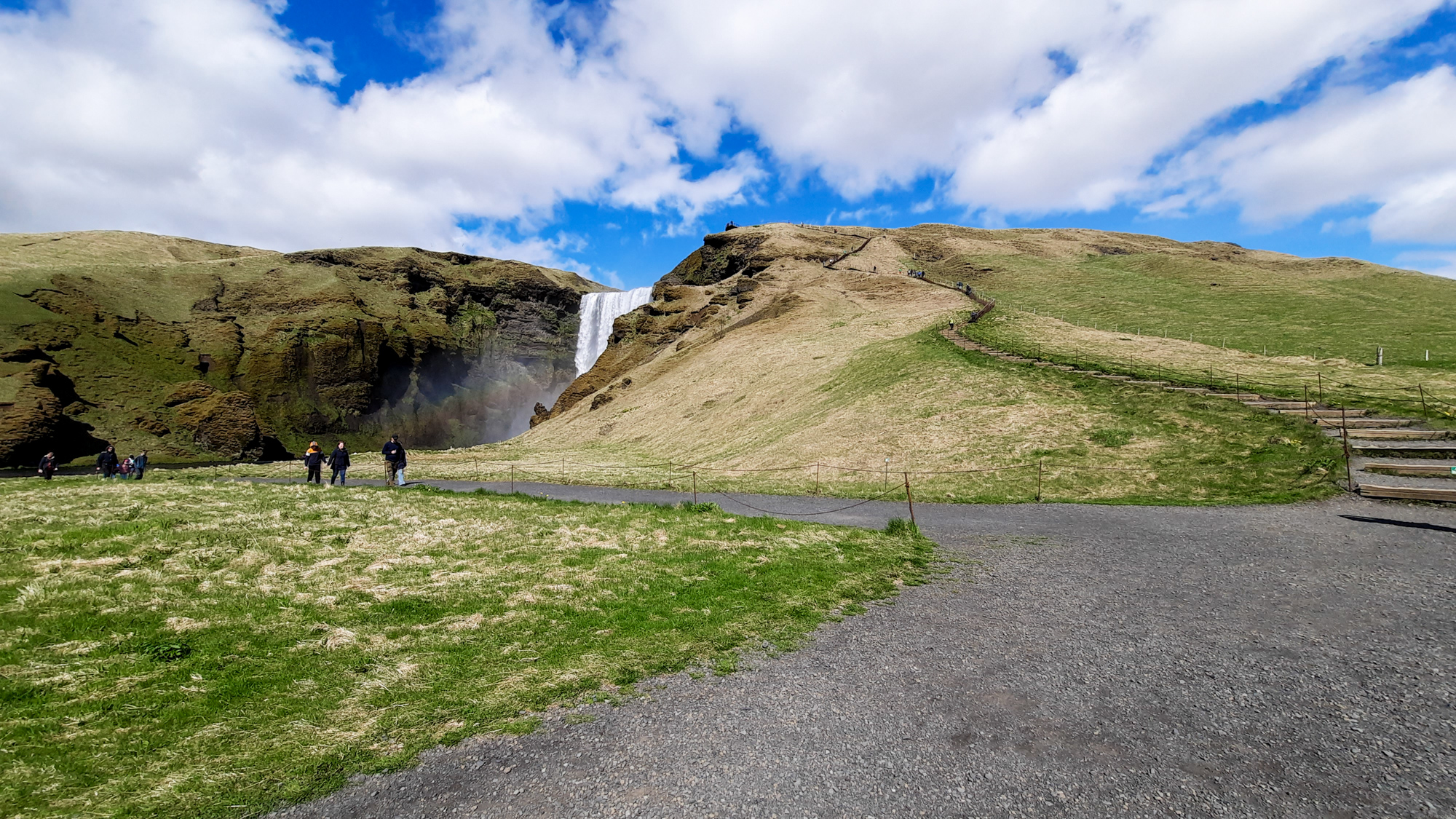 Podnad vodopád vedie dlhý trek cez priesmyk Fimmvörðuháls.