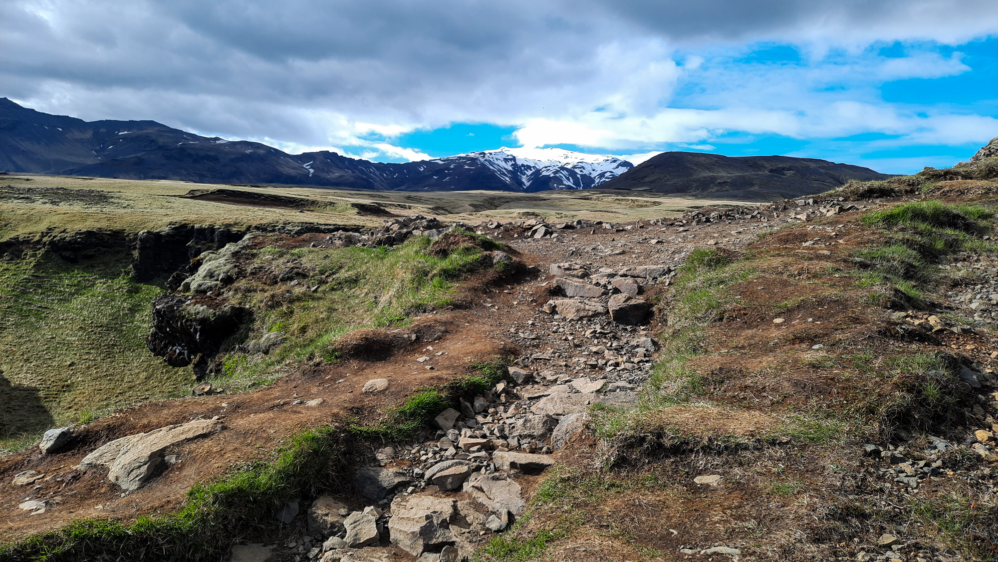 Trek vedie popod ľadovec sopky Eyjafjallajökull (na obrázku) z jednej strany a ľadovcom Mýrdalsjökull z druhej.